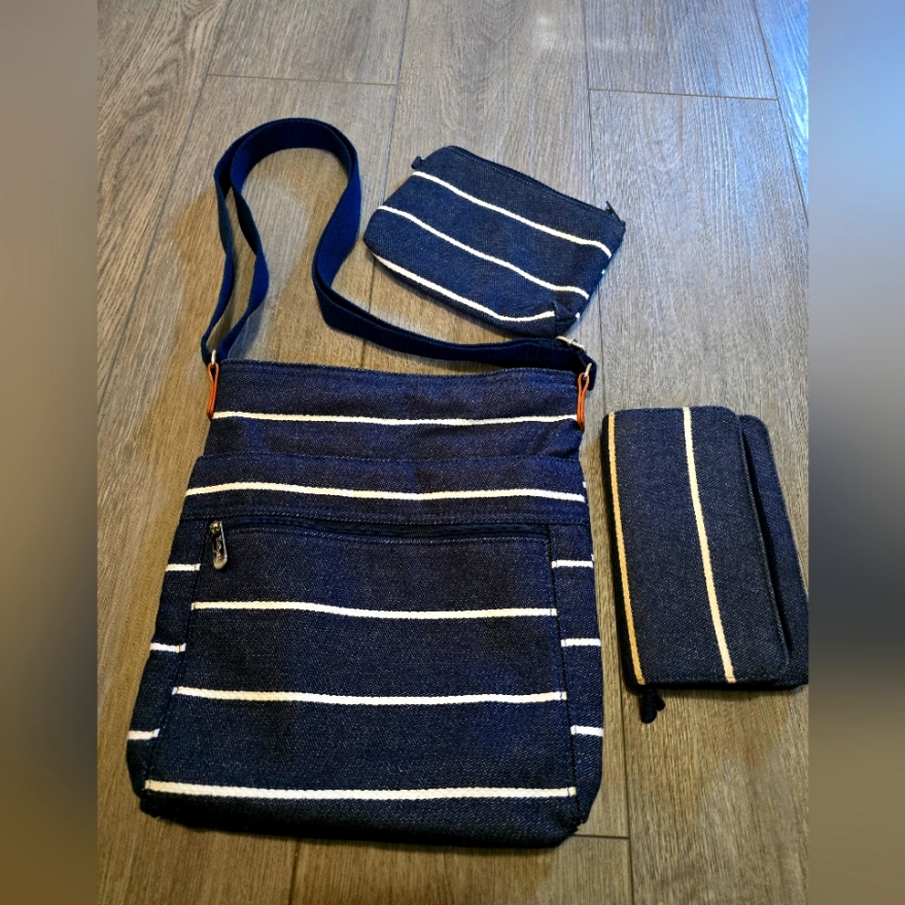 💙NWOT Thirty One Crossbody w/Wallet & Wristlet in Denim with White Stripes